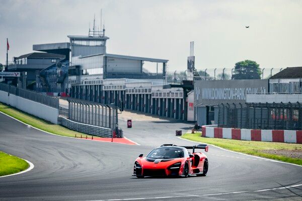 맥라렌 오토모팁가 F1의 전설 아일톤 세나의 조카 브루노 세나와 함께 1993년 세나의 우승을 재현했다. 사진=맥라렌 오토모티브