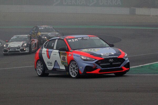 2024 라베놀 ADAC 뉘르부르그링 24시간 내구레이스에서 마지막 포메이션 랩을 주행하는 현대 드라이빙 익스피리언스팀의 i30 N 패스트백 경주차. 사진=전현철 기자.