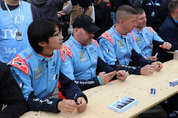 2024 라베놀 ADAC 뉘르부르그링 24시간 내구레이스 경기를 앞두고 진행된 피트워크때 관중들에게 사인을 해주기 위해 준비하는 현대 드라이빙 익스피리언스 팀원들. 맨 왼쪽이 김규민이다. 사진=전현철 기자.