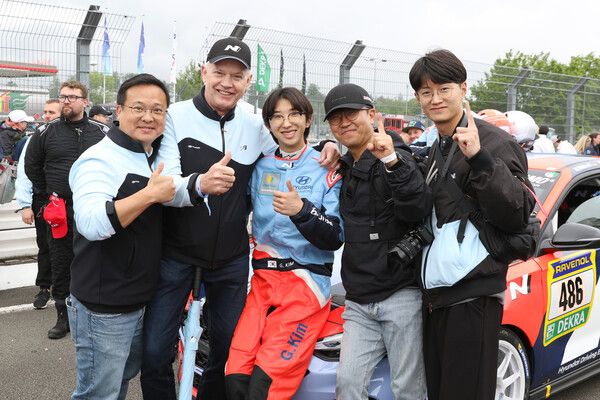 2024 라베놀 ADAC 뉘르부르그링 24시간 내구레이스 그리드에서 포즈를 취한 현대자동차 박준우 상무, 현대자동차 알버트 비어만 전 사장, 김규민, 박재성 DCT레이싱팀 감독, 김영찬. (왼쪽부터). 사진=전현철 기자