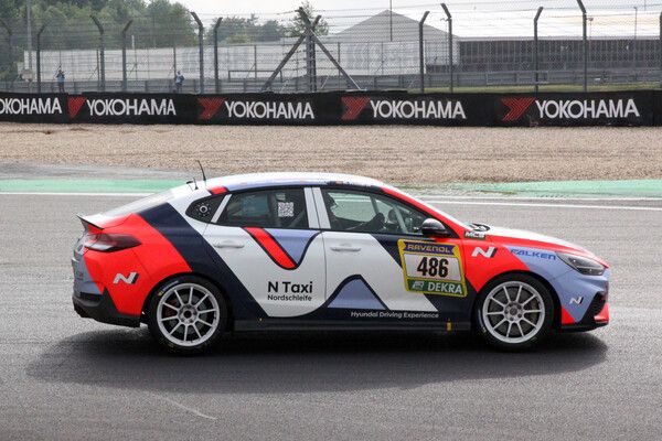 2024 라베놀 ADAC 뉘르부르그링 24시간 내구레이스 결승 초반 역주하는 현대 드라이빙 익스피리언스팀의 i30 N 패스트백 경주차. 사진=전현철 기자.