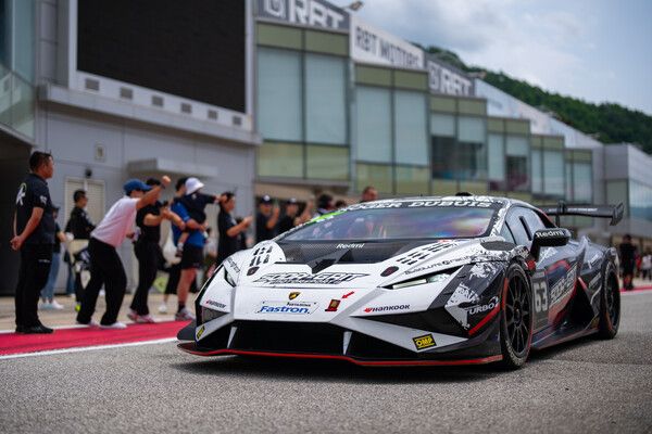 20~21일 강원도 인제스피디움에서 열린 ‘인제 국제 모터 페스티벌’이 성공질주를 펼쳤다.사진은 람보르기니 슈퍼 트로페오에 출전한 경주차. 사진=인제스피디움