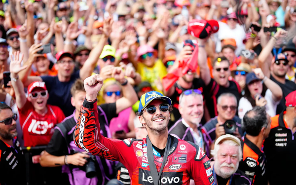 프란체스코 바냐이아(두카티)가 2024 모토GP 제11전 오스트리아 GP에서 올 시즌 3번째 스프린트 레이스 우승 트로피를 들어올렸다. 사진=motogp.com