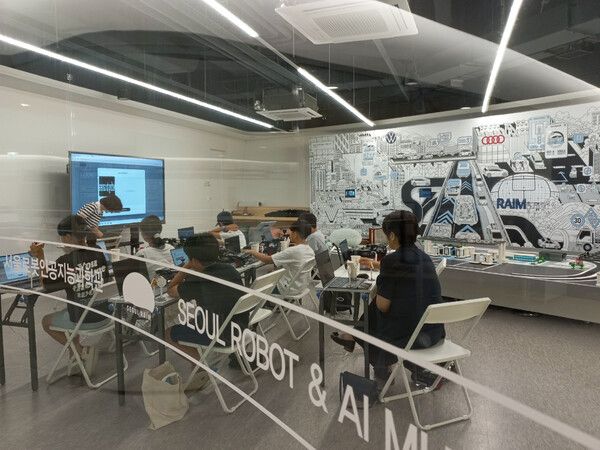 폭스바겐그룹 우리재단이 서울로봇인공지능과학관에서 ‘퓨처모빌리티가 꿈꾸는 미래’라는 주제로 교육 프로그램을 운영하고 전기차 폭스바겐 ID.4를 전시한다. 사진=폭스바겐그룹 우리재단