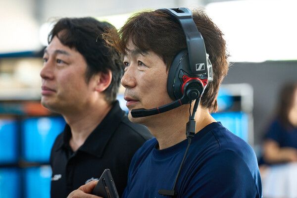 2024 오네 슈퍼레이스 슈퍼6000 클래스 5연승을 질주하는 서한GP의 박종임 감독이 공식테스트를 지켜보고 있다. 사진=슈퍼레이스