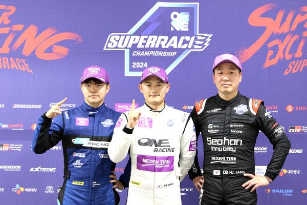 2024 오네 슈퍼레이스 제6전 슈퍼6000 클래스 입상자 기자회견 뒤 기념촬영. 왼쪽부터 2위 김동은, 우승 최광빈, 3위 장현진. 사진=전현철 기자