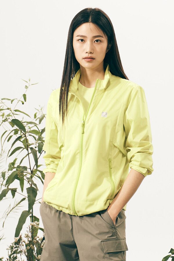 레드페이스가 가벼운 착용감과 방풍 기능으로 간절기 시즌에 활용하기 좋은 남녀 데일리 재킷을 출시했다. 사진=레드페이스