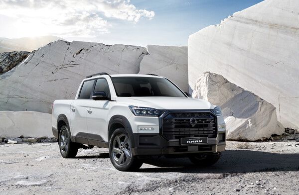 KG 모빌리티(KGM)가 렉스턴 스포츠&칸에 블랙 특화 디자인과 커스터마이징 사양으로 구성한 ‘블랙 엣지 패키지’를 신규 운영한다. 사진=KG 모빌리티