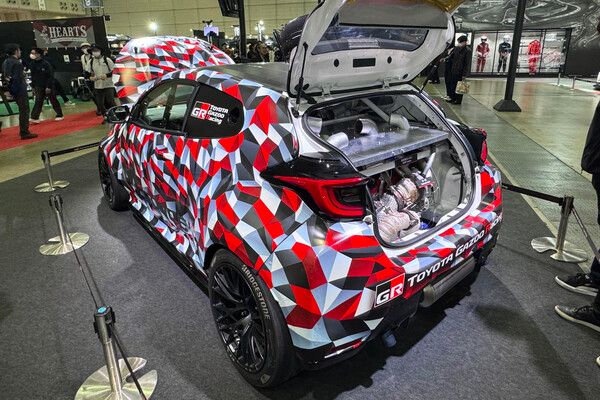 2025 도쿄 오토살롱에 전시된 GR 야리스 M 컨셉트카. 엔진등 파워트레인이 트렁크 부분인 뒤에 실려있다. 사진=전현철 기자.