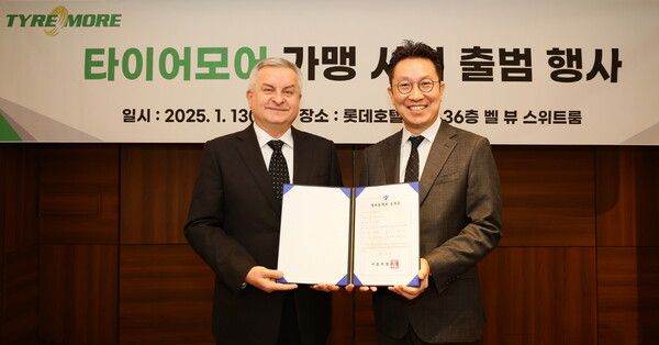 타이어모어 가맹 사업 출범 행사. 미쉐린코리아 제롬 뱅송 대표(왼쪽)와 타이어모어 김성건 팀장. 사진=미쉐린코리아