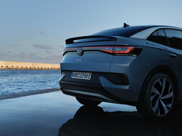 폭스바겐코리아가 순수 전기 SUV 2025년형 ID.4와 첫 쿠페형 전기SUV ID.5의 사전 계약을 시작한다. 사진=폭스바겐코리아