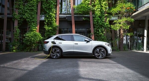 폭스바겐코리아가 순수 전기 SUV 2025년형 ID.4와 첫 쿠페형 전기SUV ID.5의 사전 계약을 시작한다. 사진=폭스바겐코리아