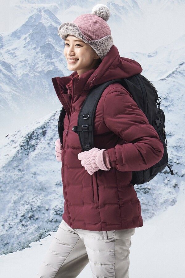 레드페이스가 극한의 보온성과 화사한 스타일로 눈꽃 산행에 적합한 여성 윈터룩을 출시했다. 사진=레드페이스