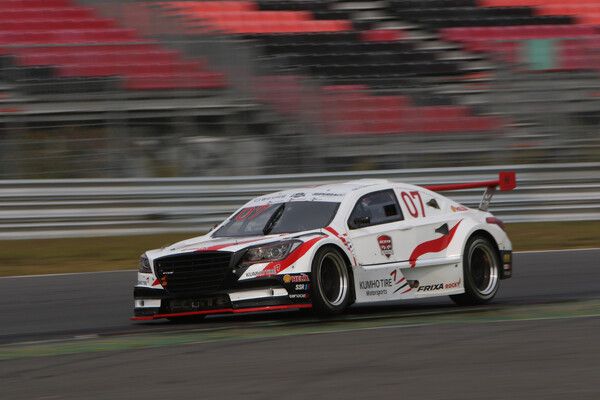 2015 CJ 헬로모바일 슈퍼레이스 최종전에서 역주하는 이데 유지의 엑스타레이싱 슈퍼6000클래스 경주차. 사진=슈퍼레이스.