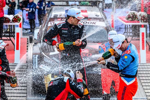 2025 WRC 모나코 몬테카를로 랠리 시상식 샴페인 세레모니에서 서로에게 샴페인을 뿌리는 오지에와 포모어. 사진=WRC