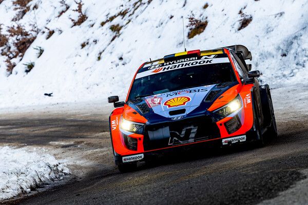 2025 WRC 모나코 몬테카를로 랠리에서 역주하고 있는 티에리 뉴빌의 현대 i20 경주차. 사진=WRC