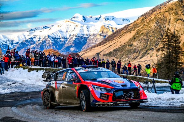 2025 WRC 모나코 몬테카를로 랠리에서 눈덮인 설산을 배경으로 달리는 아드리안 포모어의 현대 i20 경주차. 사진=WRC
