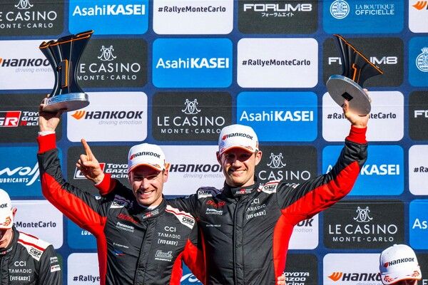 2025 모나코 몬테카를로 랠리에서 우승을 차지하고 코드라이버인 뱅상 란디스와 함께 기뻐하는 세바스티앙 오지에(오른쪽). 사진=WRC