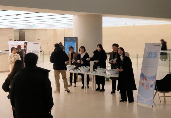 한국앤컴퍼니그룹이 새해 인사말이 적힌 엽서와 포춘쿠키를 증정하는 이벤트를 열었다. 사진=한국앤컴퍼니그룹