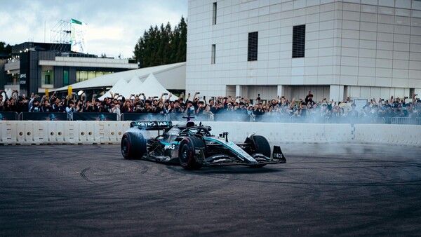 ‘피치스 런 유니버스 2025’에서 진행된 데모런에서 도넛런을 선보이는 발테리 보타스의 메르세데스 W13 머신. 사진=메르세데스 F1.