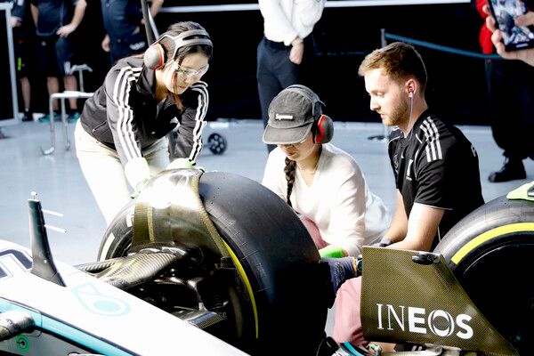 ‘피치스 런 유니버스 2025’에서 진행된 데모런에서 주행한 메르세데스 W13 머신의 타이어를 직접 교체해보는 팬들. 사진=전현철 기자.