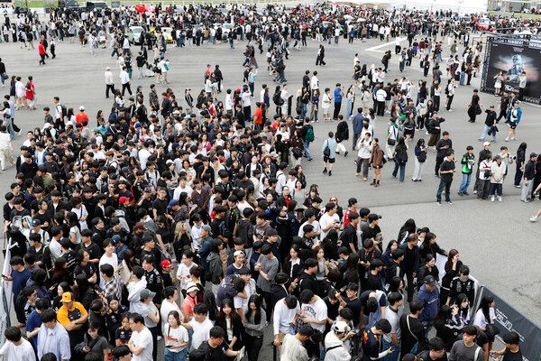 ‘피치스 런 유니버스 2025’에서 메르세데스 F1팀 피트 앞을 가득 메운 관중들. 사진=전현철 기자.