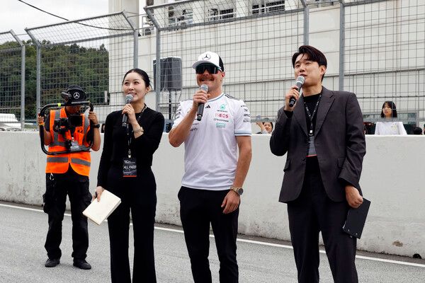 ‘피치스 런 유니버스 2025’를 찾은 팬들에게 인사말하는 메르세데스 F1 드라이버 발테리 보타스(가운데). 사진=전현철 기자.