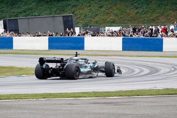 ‘피치스 런 유니버스 2025’에서 진행된 데모런에서 코스를 돌아나가는 메르세데스 W13 머신. 사진=전현철 기자.