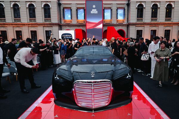 메르세데스-벤츠가 브랜드의 새로운 디자인 방향성을 제시하는 쇼카, ‘비전 아이코닉’을 공개했다.