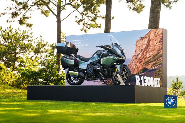 BMW 레이디스 챔피언십 2025의 3번홀 전시 R 1300 RT. 사진=BMW 코리아