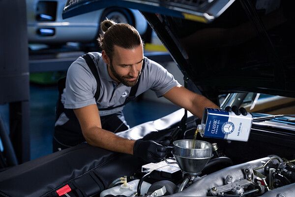 메르세데스-벤츠가 자사의 헤리티지 라인업을 위한 새로운 전용 엔진 오일 시리즈를 선보였다.