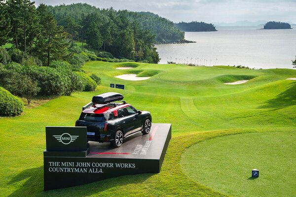 BMW 레이디스 챔피언십 2025에서 8번 홀에 전시된 뉴 MINI JCW 컨트리맨. 사진=BMW 코리아