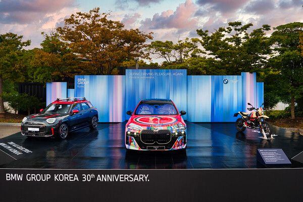 BMW 레이디스 챔피언십 2025에서 갤러리 플라자에 전시된 i7 BMW 코리아 30주년 기념 스페셜 에디션. 사진=BMW 코리아
