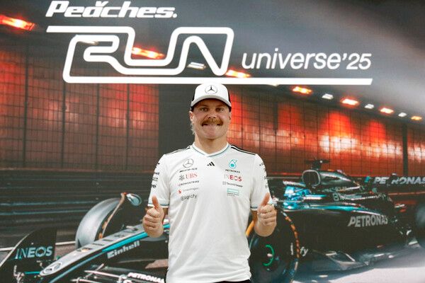 기자회견을 마치고 포즈를 취하는 발테리 보타스. 사진=전현철 기자.