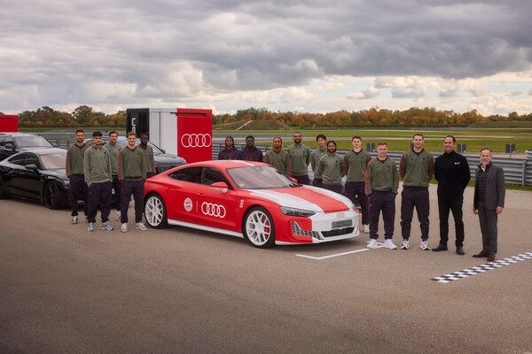 아우디가 독일 명문 축구 구단 FC 바이에른 뮌헨 선수단에게 새 시즌을 위한 전동화 차를 공식 전달했다.