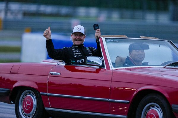 데모런 주행이 끝난 뒤 코스에서 퍼레이드 런을 돌고 있는 발테리 보타스. 사진=피치스