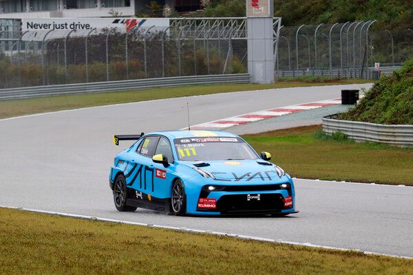 2025 TCR 월드 투어 6라운드 예선에서 서킷을 주행하고 있는 테드 비요크. 사진=전현철 기자.