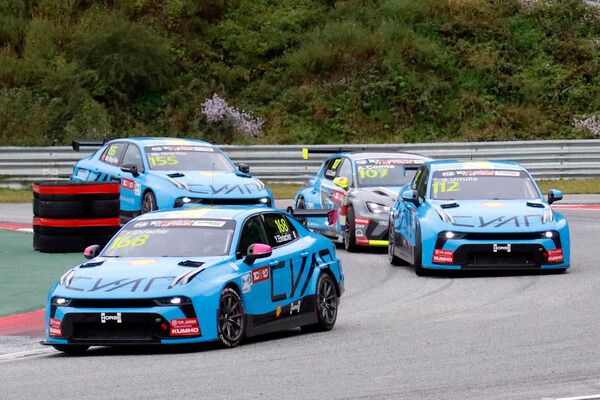 2025 금호 TCR 월드 투어 6라운드 레이스 1에서 접전을 벌이는 얀 엘라셰어,산티아고 우르티아, 오를레앙 콤테, 마칭화(앞쪽부터). 사진=전현철 기자