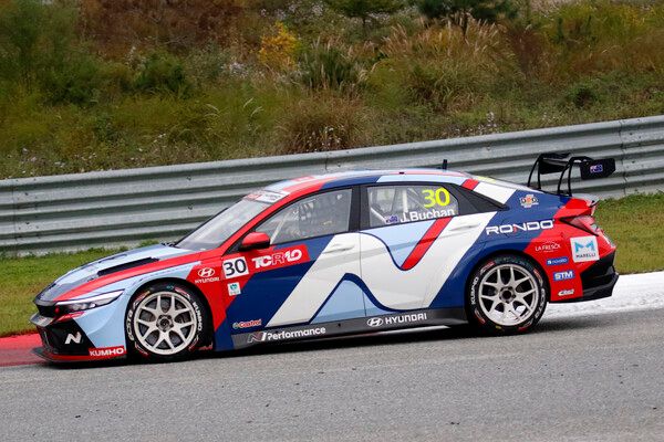 2025 금호 TCR 월드 투어 6라운드 레이스 1에서 선두로 달리는 조쉬 버칸. 사진=전현철 기자.