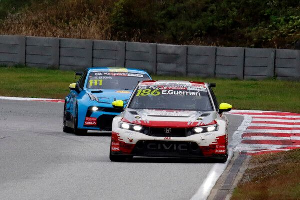 2025 금호 TCR 월드 투어 6라운드 레이스 1에서 접전을 벌이는 에스테반 구에리에리와 테드 비요크(앞쪽부터) 사진=전현철 기자.