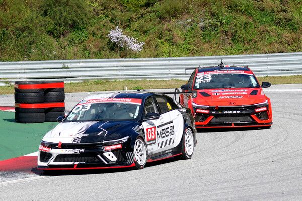 2025 현대 N 페스티벌 제4전 금호 N1 결선에서 접전을 벌이는 강동우(앞)과 김규민. 사진=전현철 기자.