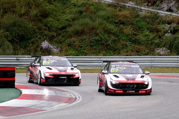 2025 금호 TCR 월드 투어 6라운드 레이스 1에서 나란히 달리는 박준성(앞)과 박준의. 사진=전현철 기자.