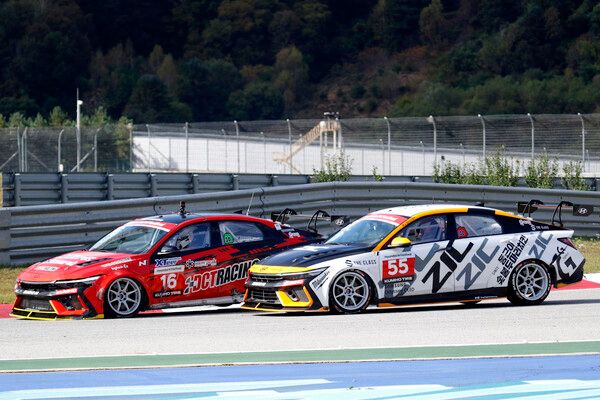 2025 현대 N 페스티벌 제4전 금호 N1 클래스에서 접전을 벌이는 강록영(앞)과 신우진. 사진=전현철 기자.