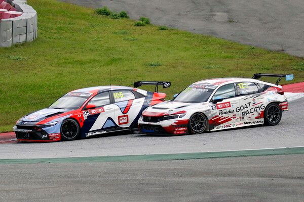 2025 금호 TCR 월드 투어 6라운드 레이스 2에서 접전을 벌이는 노버트 미켈리즈(앞)와 이그나시오 몬테네그로. 사진=전현철 기자.