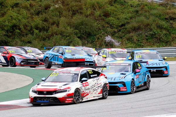 2025 금호 TCR 월드 투어 6라운드 레이스 2에서 접전을 벌이는 경주차들. 사진=전현철 기자.