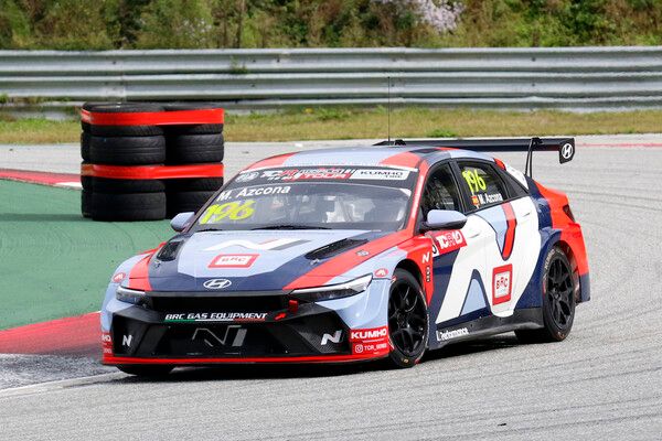 2025 금호 TCR 월드 투어 6라운드 레이스 2 에서 선두로 달리는 미켈 아즈코나. 사진=전현철 기자