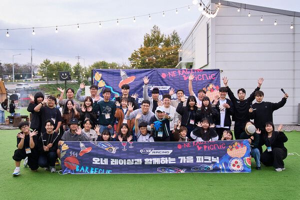 2025 오네 레이싱 팬미팅 참가자들이 단체사진을 찍고 있다. 사진=오네 레이싱