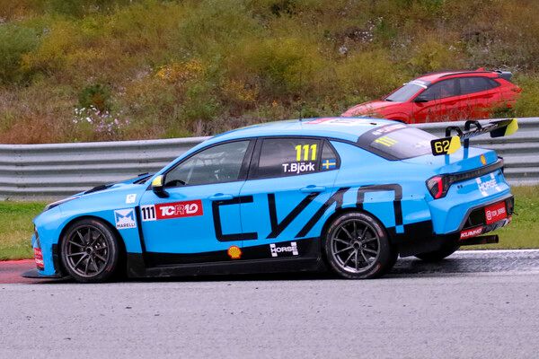 2025 금호 TCR 월드 투어 6라운드 레이스 3에서 선두로 달리는 테드 비요크. 사진=전현철 기자