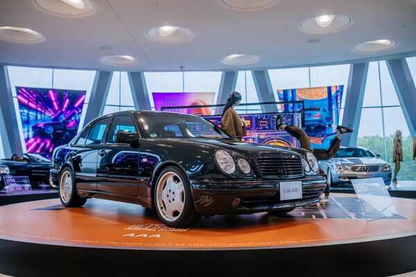 메르세데스-벤츠 박물관이 진행 중인 특별 전시 ‘영타이머(Youngtimer)’에서 1990년대를 대표하는 고성능 세단 ‘E 60 AMG(W210)’가 공개됐다.