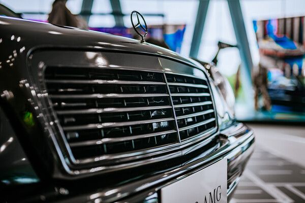 메르세데스-벤츠 박물관이 진행 중인 특별 전시 ‘영타이머(Youngtimer)’에서 1990년대를 대표하는 고성능 세단 ‘E 60 AMG(W210)’가 공개됐다.